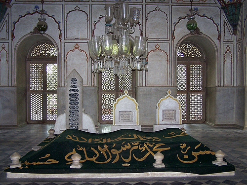 Makam Kuburan Keramat Orang Shalih Wali Allah Di Dalam Masjid