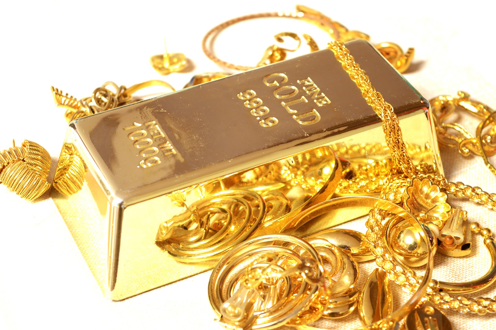 A fine gold bar surrounded by compliamenting jewelry.